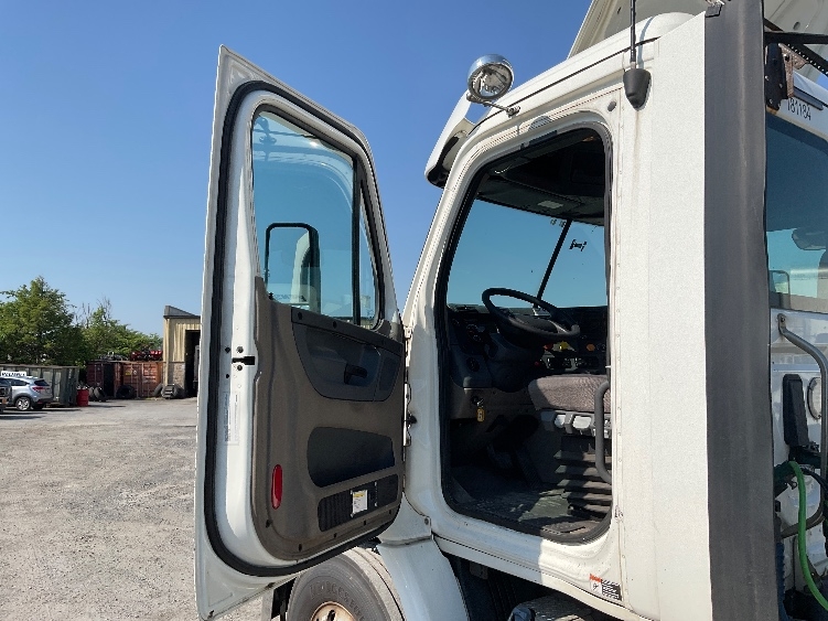 2017 Freightliner Cascadia in Harrisburg, PA — photo 9