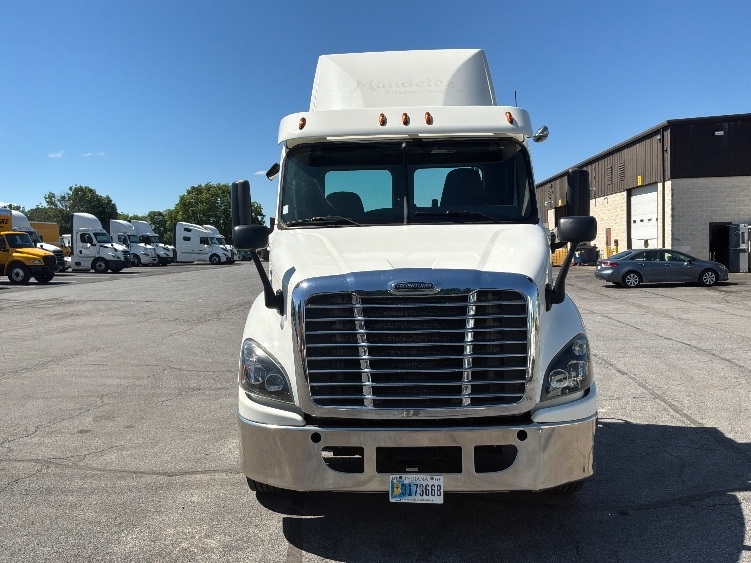 2017 Freightliner Cascadia in Harrisburg, PA — photo 2