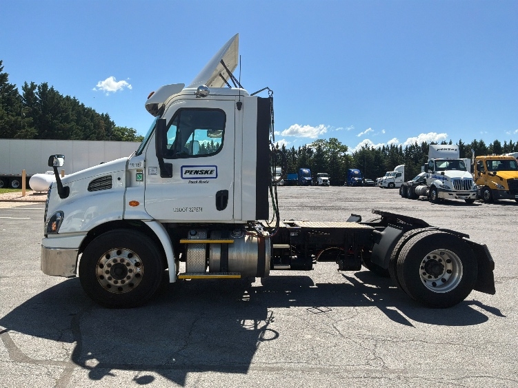 2017 Freightliner Cascadia in Harrisburg, PA — photo 4