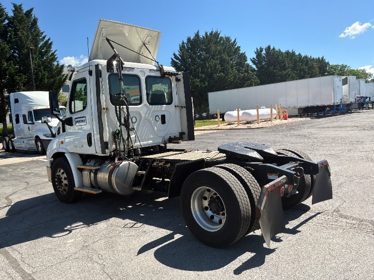 2017 Freightliner Cascadia in Harrisburg, PA — photo 5