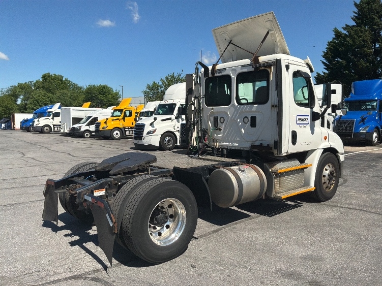 2017 Freightliner Cascadia in Harrisburg, PA — photo 7