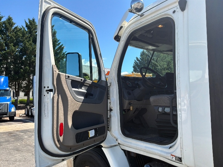 2017 Freightliner Cascadia in Harrisburg, PA — photo 9