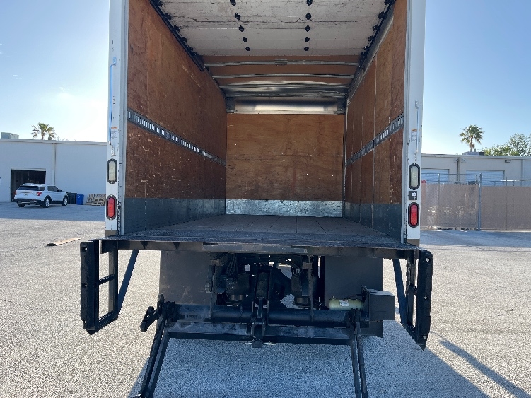 2018 Freightliner eM2 in Tampa, FL — photo 8