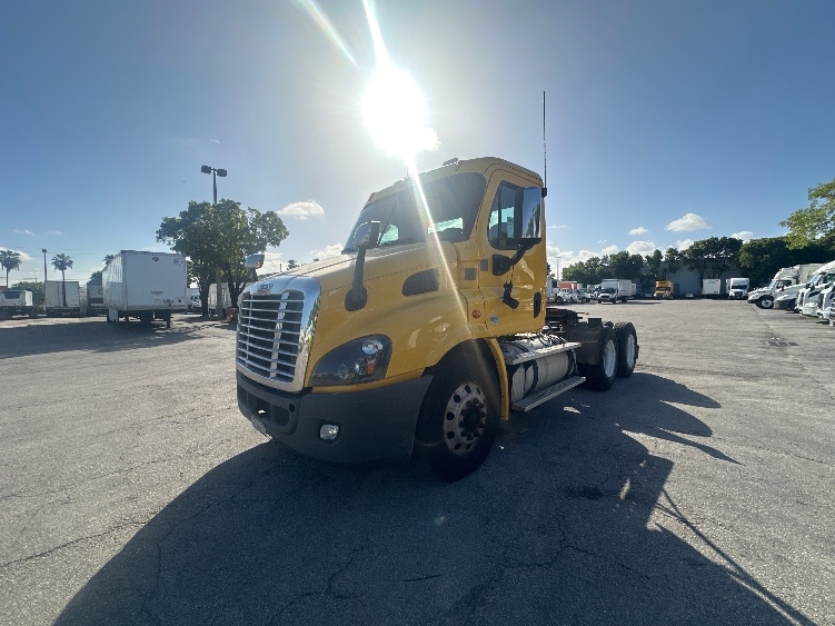 2018 Freightliner Cascadia in Medley, FL — photo 3