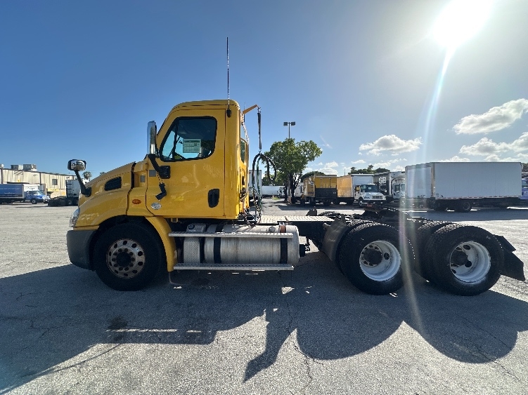 2018 Freightliner Cascadia in Medley, FL — photo 4
