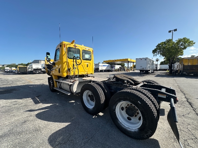 2018 Freightliner Cascadia in Medley, FL — photo 5