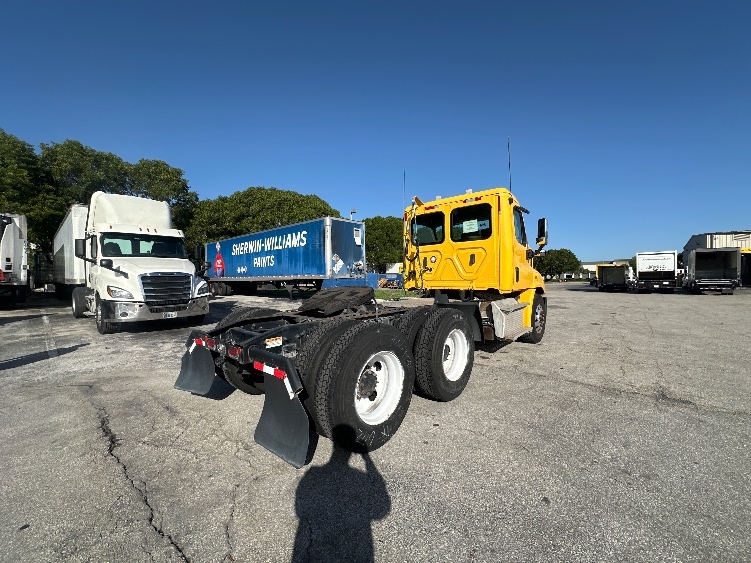 2018 Freightliner Cascadia in Medley, FL — photo 7