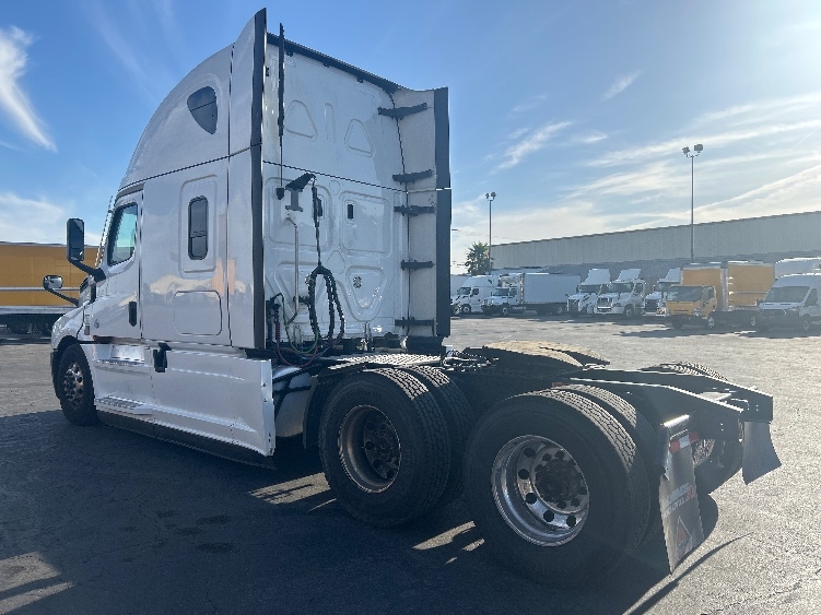 2023 Freightliner Cascadia in Las Vegas, NV — photo 5