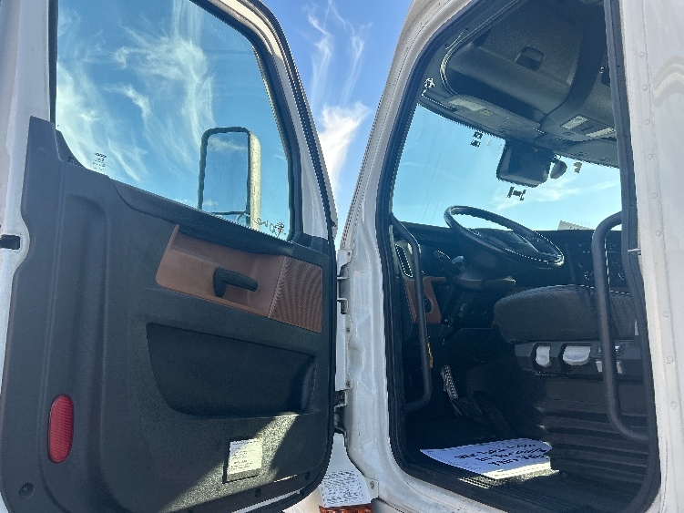 2023 Freightliner Cascadia in Las Vegas, NV — photo 9