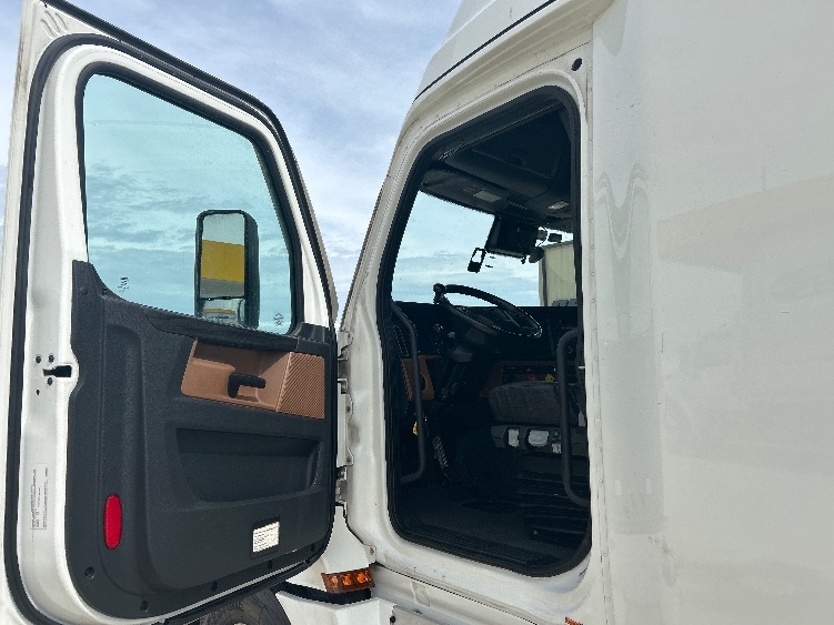 2023 Freightliner Cascadia in Katy, TX — photo 9