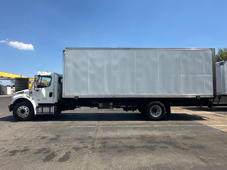 2018 Freightliner M2 106 in Parsippany, NJ — photo 4
