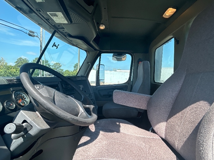 2017 Freightliner Cascadia in Jackson, MS — photo 10