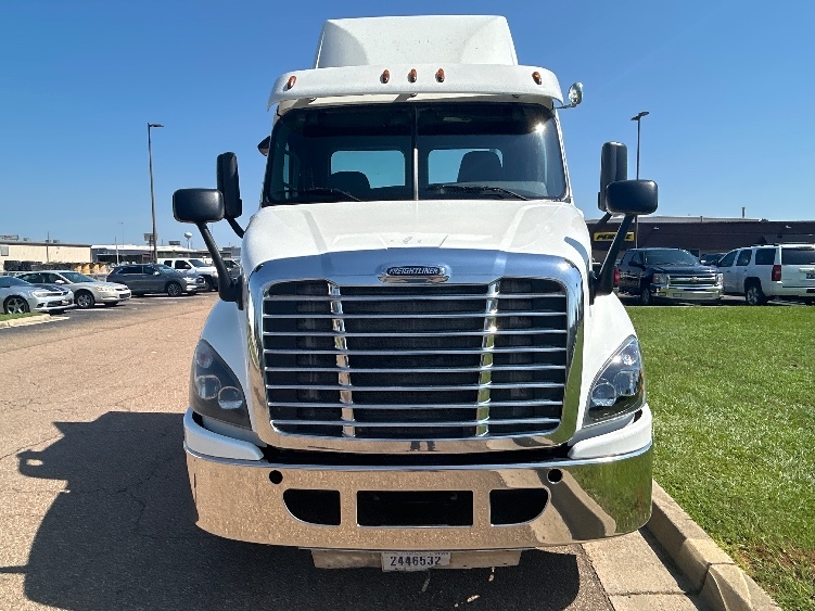 2017 Freightliner Cascadia in Jackson, MS — photo 2