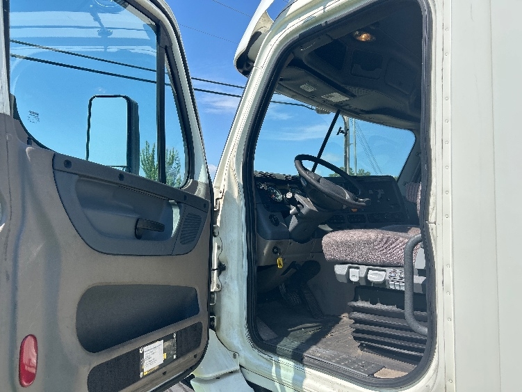 2017 Freightliner Cascadia in Jackson, MS — photo 9