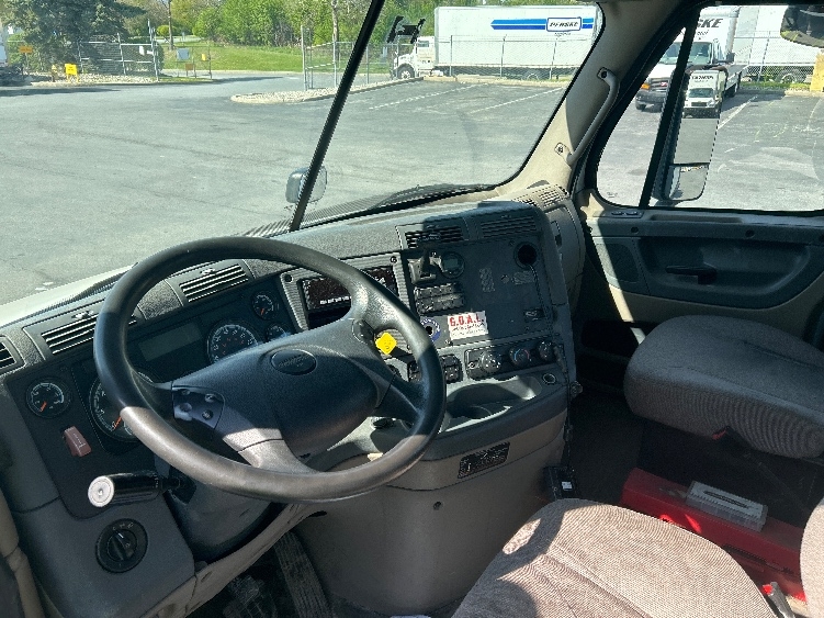 2017 Freightliner Cascadia in Montgomery, NY — photo 10