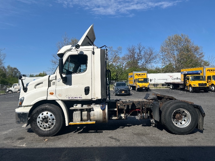 2017 Freightliner Cascadia in Montgomery, NY — photo 4
