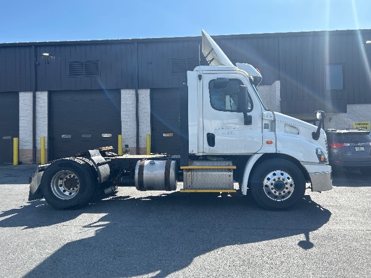 2017 Freightliner Cascadia in Montgomery, NY — photo 8
