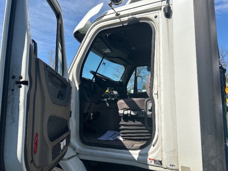 2017 Freightliner Cascadia in Montgomery, NY — photo 9