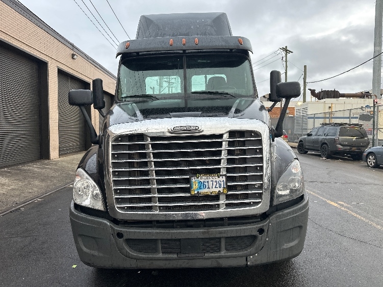 2018 Freightliner Cascadia in West Babylon, NY — photo 2