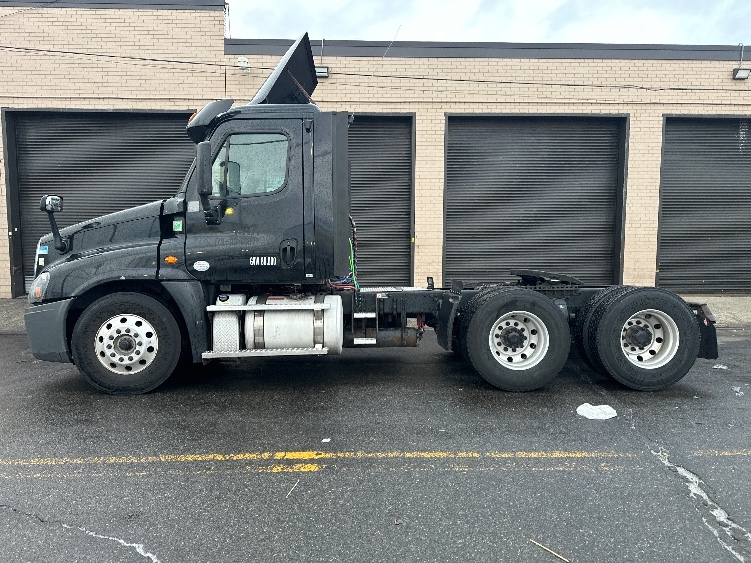 2018 Freightliner Cascadia in West Babylon, NY — photo 4