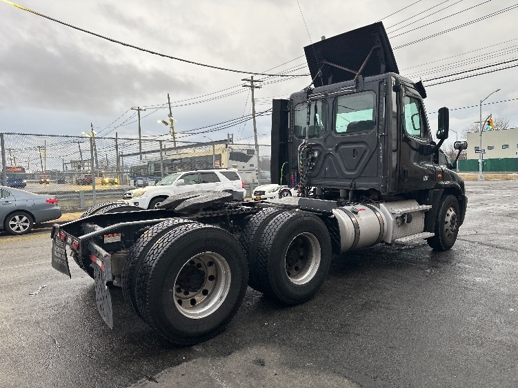 2018 Freightliner Cascadia in West Babylon, NY — photo 7