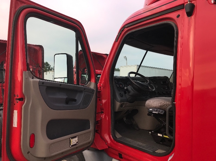 2018 Freightliner Cascadia in Rochester, NY — photo 9