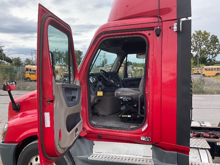 2018 Freightliner Cascadia in Rochester, NY — photo 9