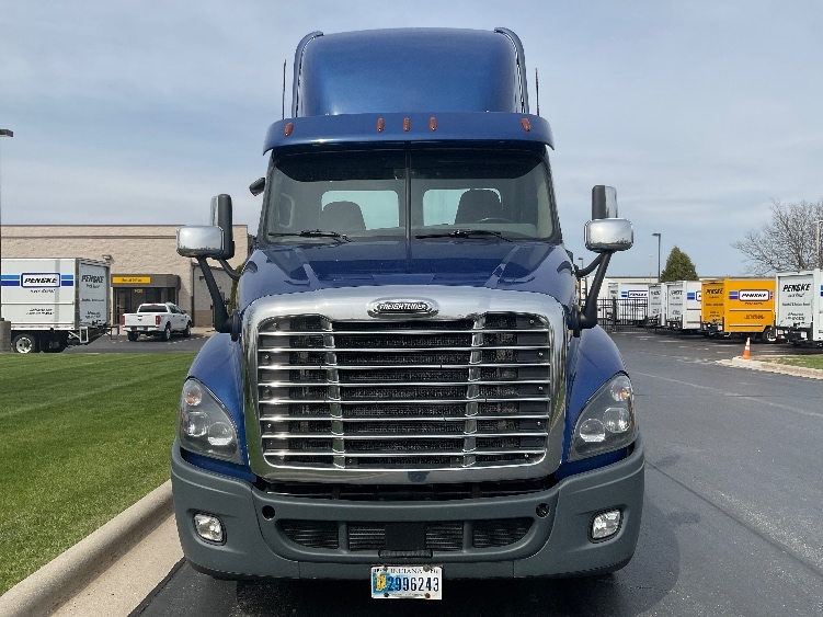 2018 Freightliner Cascadia in Milwaukee, WI — photo 2
