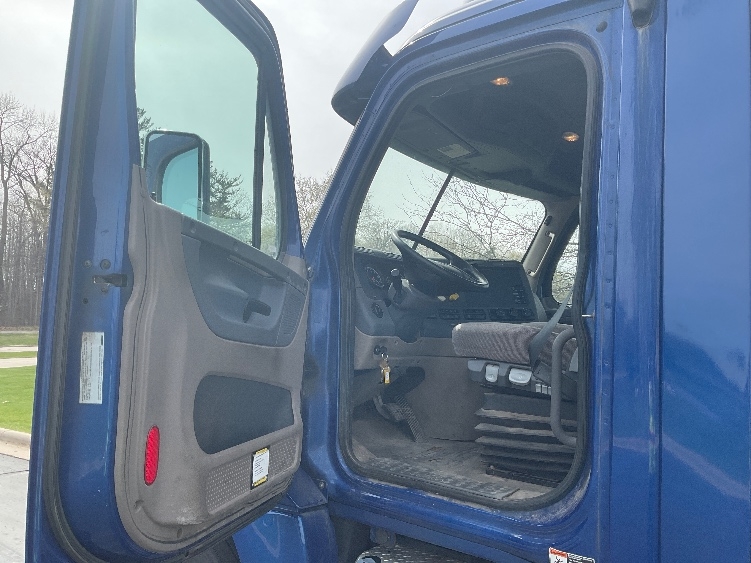 2018 Freightliner Cascadia in Milwaukee, WI — photo 6