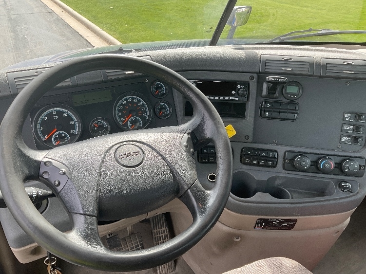 2018 Freightliner Cascadia in Milwaukee, WI — photo 8