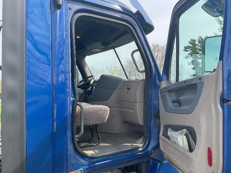 2018 Freightliner Cascadia in Milwaukee, WI — photo 9
