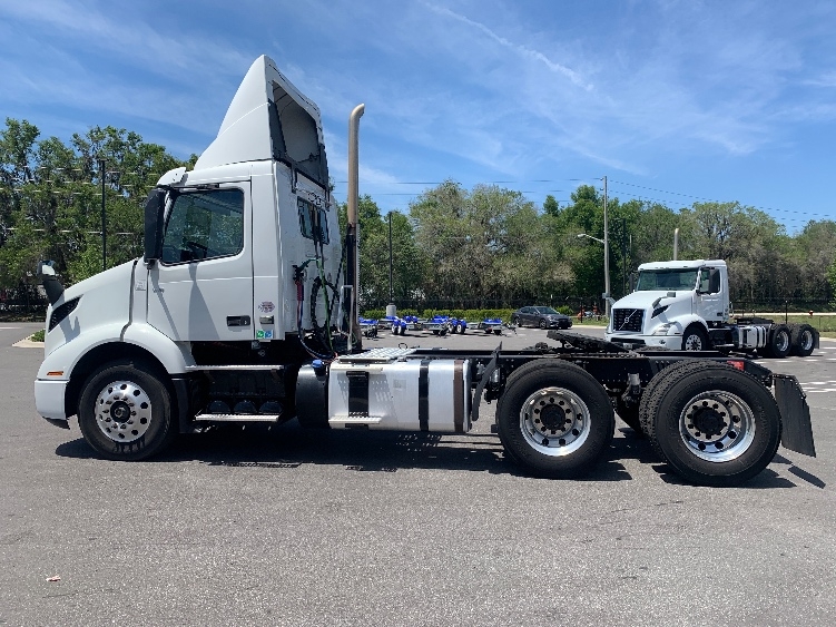 2019 Volvo VNR 640 in Ocala, FL — photo 4