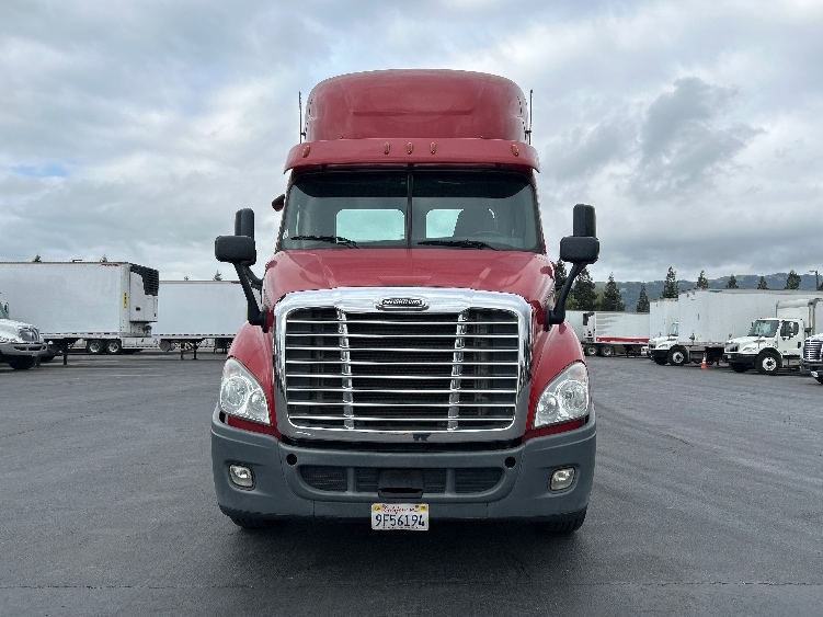 2018 Freightliner Cascadia in Gilroy, CA — photo 2