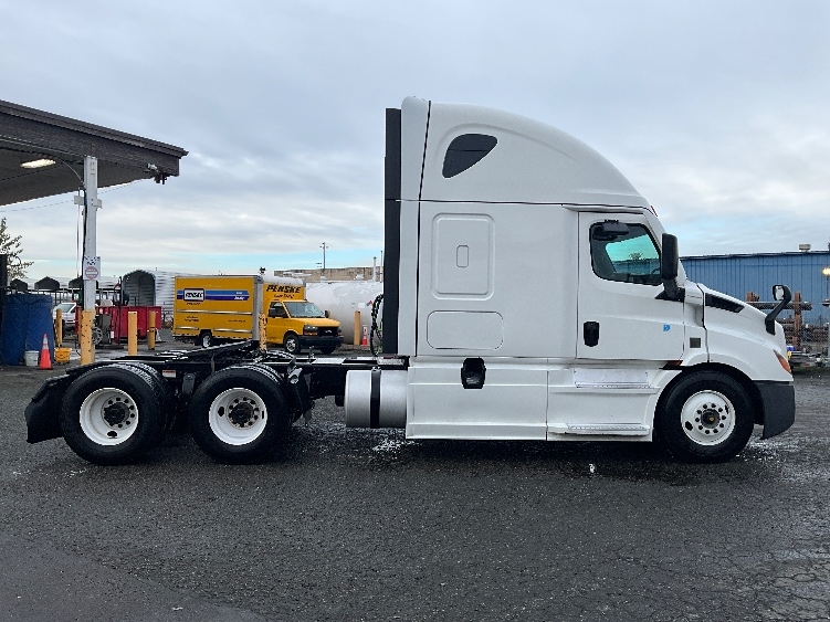 2023 Freightliner Cascadia in Lacey, WA — photo 8