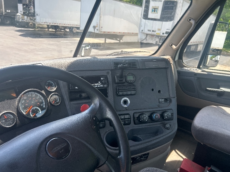 2017 Freightliner Cascadia in Louisville, KY — photo 10