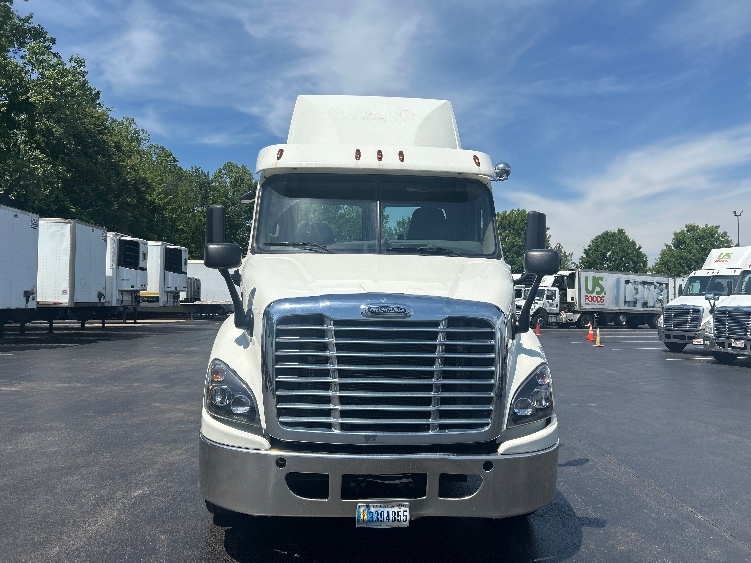 2017 Freightliner Cascadia in Louisville, KY — photo 2