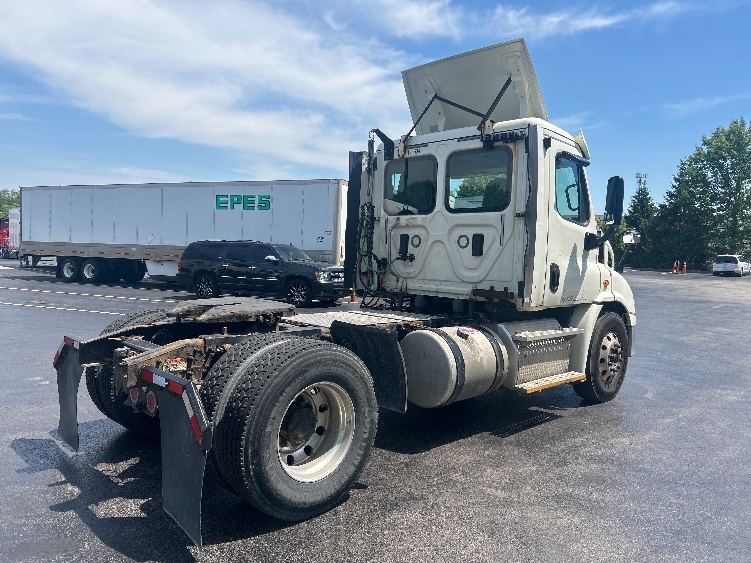2017 Freightliner Cascadia in Louisville, KY — photo 7