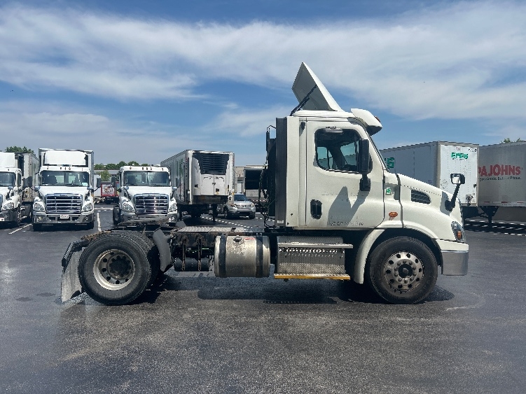 2017 Freightliner Cascadia in Louisville, KY — photo 8
