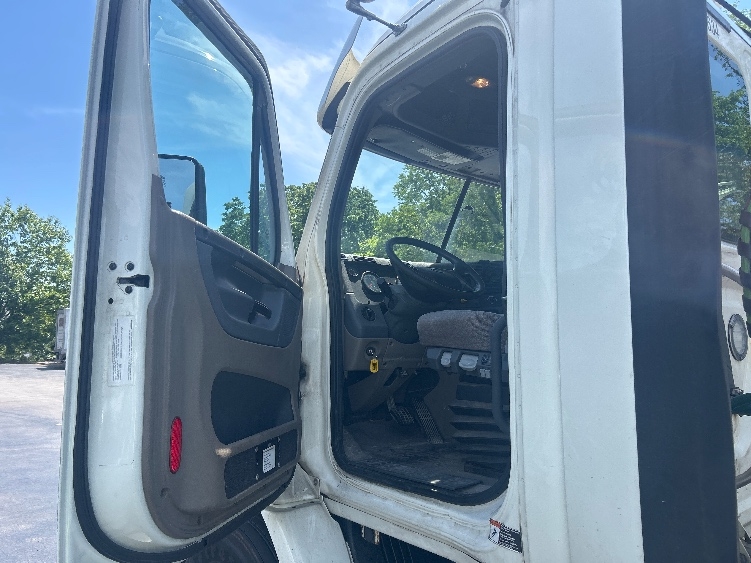 2017 Freightliner Cascadia in Louisville, KY — photo 9