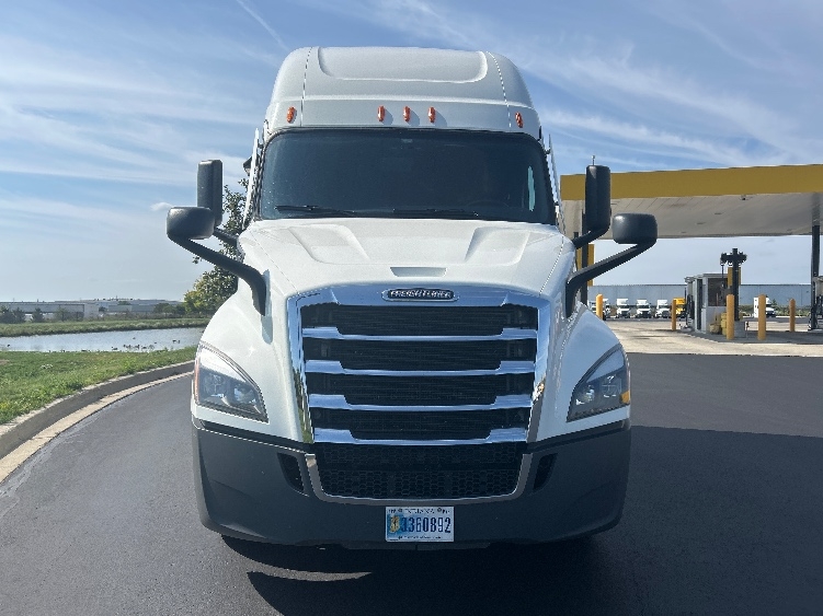 2023 Freightliner Cascadia in Wichita, KS — photo 2