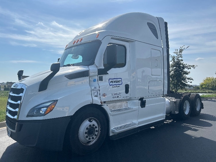 2023 Freightliner Cascadia in Wichita, KS — photo 3