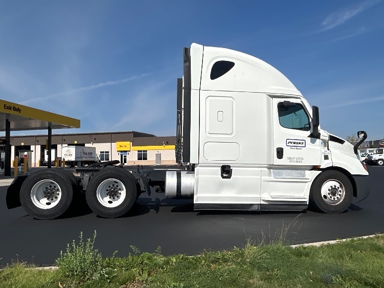 2023 Freightliner Cascadia in Wichita, KS — photo 8