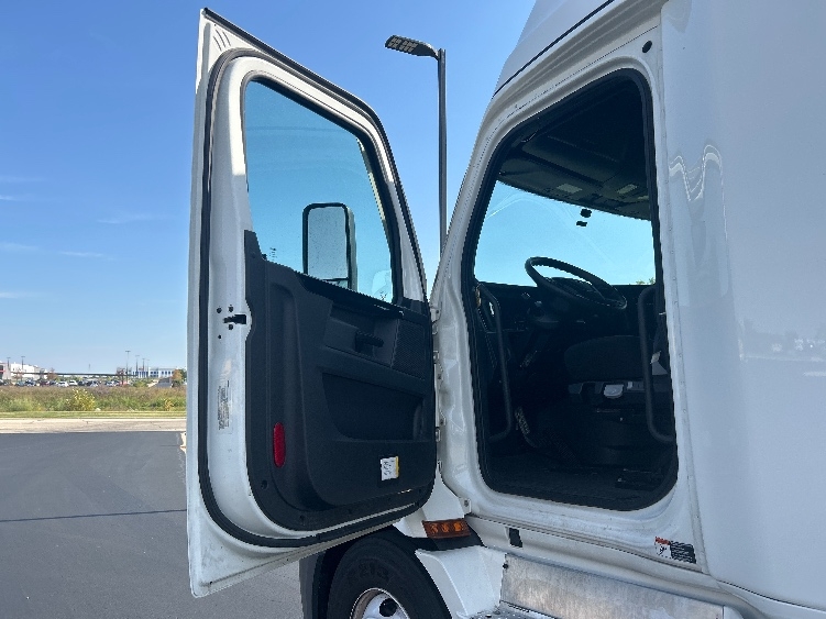 2023 Freightliner Cascadia in Wichita, KS — photo 9
