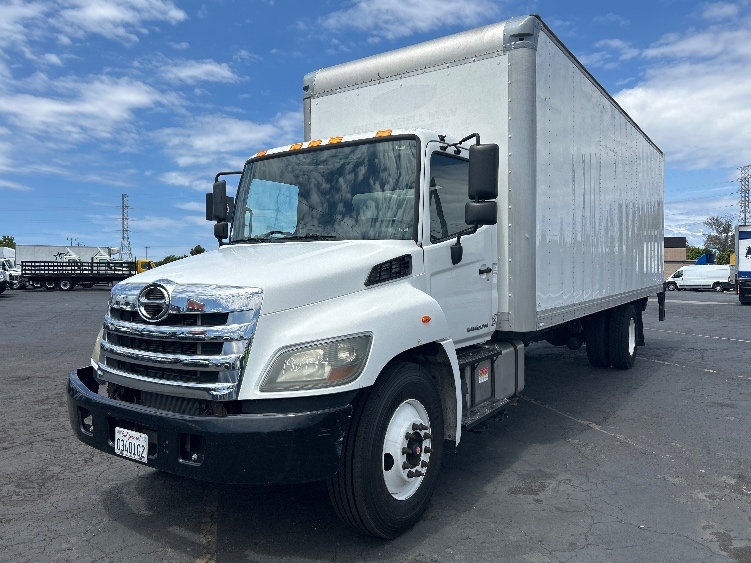 2018 Hino 268 in Torrance, CA — photo 3