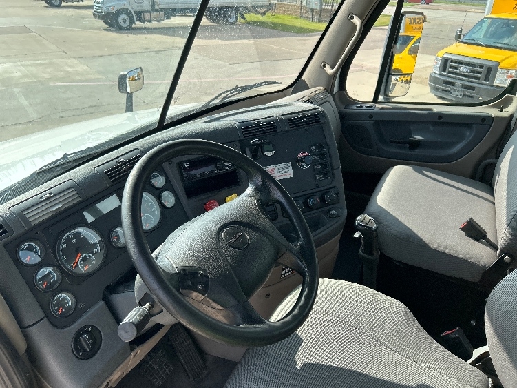 2018 Freightliner Cascadia in Arlington, TX — photo 10