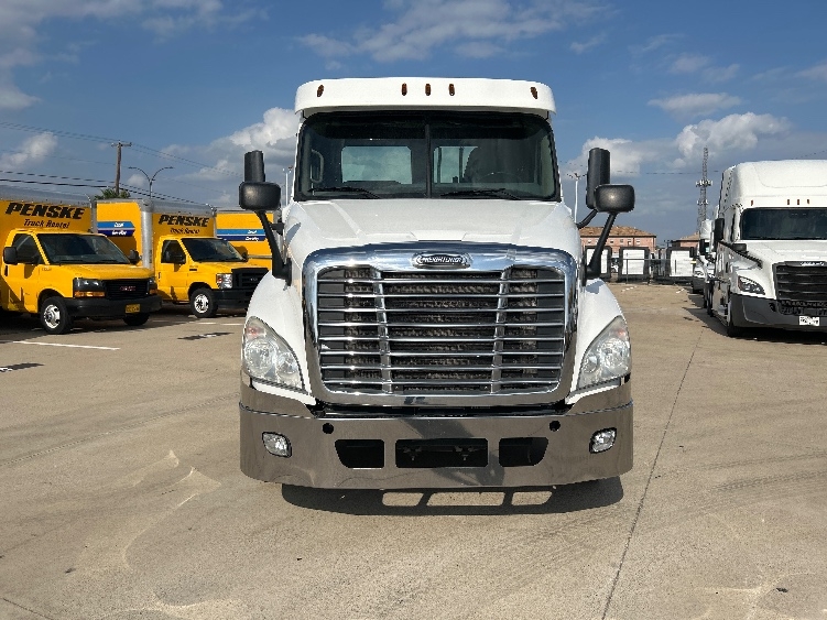 2018 Freightliner Cascadia in Arlington, TX — photo 2