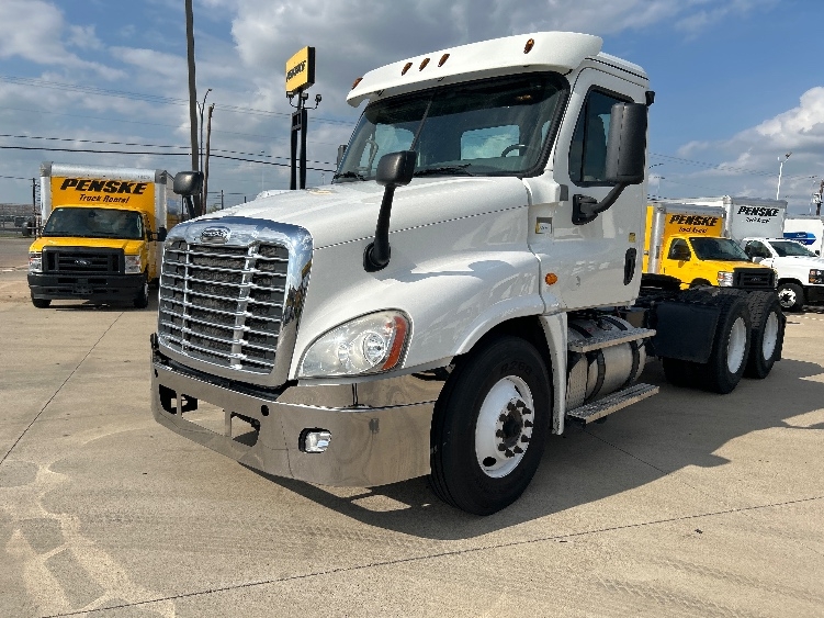 2018 Freightliner Cascadia in Arlington, TX — photo 3