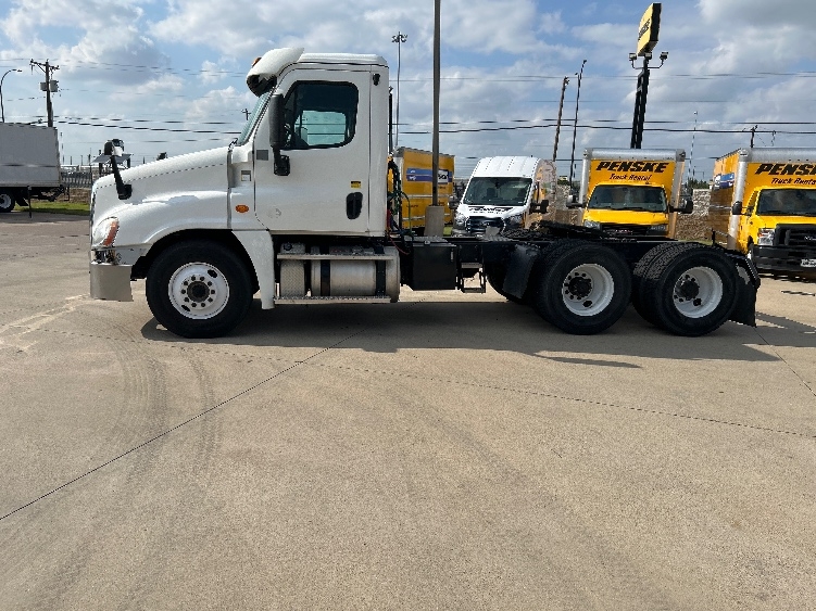 2018 Freightliner Cascadia in Arlington, TX — photo 4