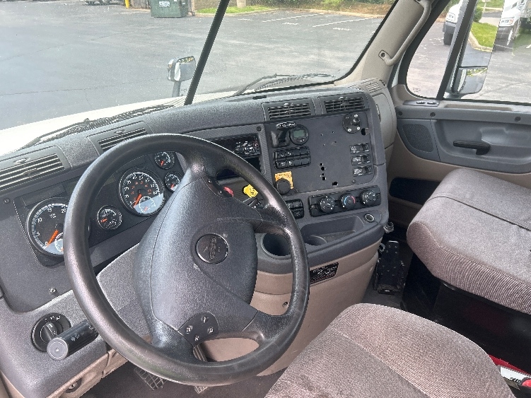 2018 Freightliner Cascadia in Louisville, KY — photo 10