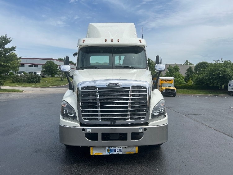 2018 Freightliner Cascadia in Louisville, KY — photo 2